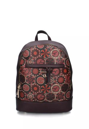 Zaino con base marrone scuro e motivo a piastrelle esagonali in rosso, nero e beige che presenta forme geometriche e simboli sulla tasca frontale.