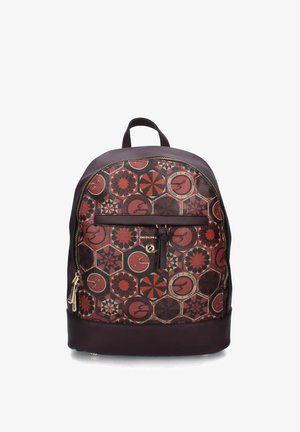 Zaino con base marrone scuro e motivo a piastrelle esagonali in rosso, nero e beige che presenta forme geometriche e simboli sulla tasca frontale.