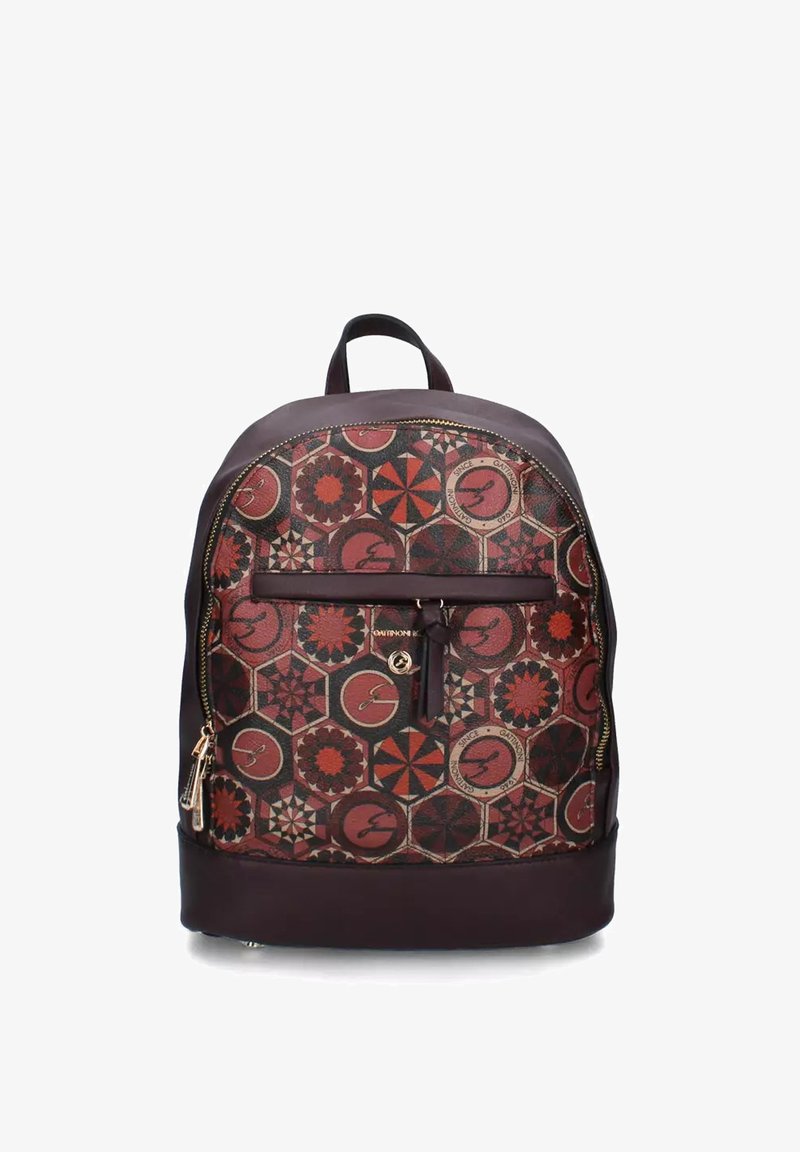 Zaino con base marrone scuro e motivo a piastrelle esagonali in rosso, nero e beige che presenta forme geometriche e simboli sulla tasca frontale.