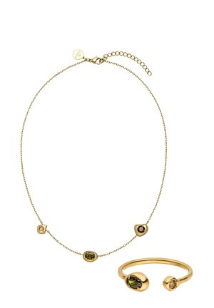 Zarte goldene Halskette mit drei farbigen Edelsteinen und passendem offenem Goldring mit zwei Edelsteinen.