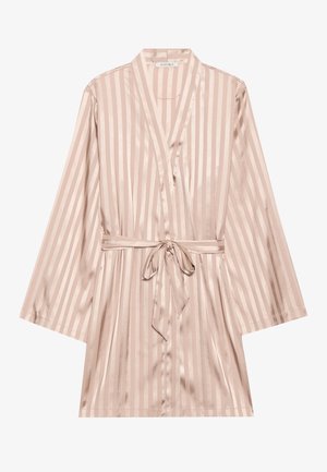 Satin halāts maigi rozā krāsā ar vertikālām svītrām, garām piedurknēm, ietīšanas dizainu un atbilstošu jostas saitīti jostasvietā. Gluda tekstūra visā halātā.