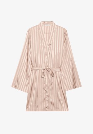 Robe em satin de um rosa suave com riscas verticais, mangas longas, um design envolvente e um cinto correspondente na cintura. Textura suave por todo o tecido.