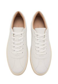 Weiße Ledersneaker mit glatter Textur, runder Zehenpartie und flachen Schnürsenkeln. Verfügen über eine beigen Gummisohle und dezente Steppnähte.