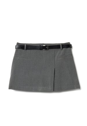Falda gris de corte recto, con un pliegue frontal y dos bolsillos laterales. Cinturón negro con hebilla plateada.