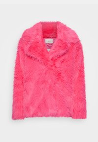 Różowy płaszcz z futerka syntetycznego z kołnierzem w kształcie szala, o teksturowanej, puszystej powierzchni i długich rękawach, zapinany z przodu.