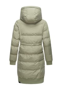 Abrigo acolchado verde olivo con capucha, que presenta un diseño de acolchado, puños acanalados y un dobladillo. Textura suave y brillante con rayas horizontales.