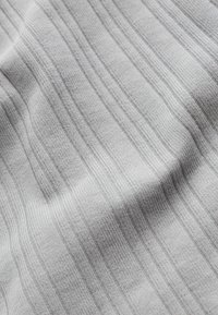 Un tissu gris clair présentant une texture ribbed subtile avec des rayures en relief, créant une apparence douce et superposée.