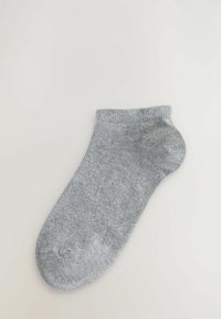 Šedá kotníková ponožka vyrobená z měkké pletené látky. Disponuje hladkým povrchem, zaoblenou špičkou a elastickým lemem pro bezpečné držení.