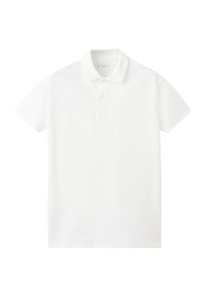 Jednoduché biele polo tričko s krátkym rukávom, golierom a dvoma gombíkmi, položené na bielom pozadí.