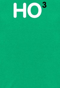 Grøn t-shirt med stort hvidt tekst "HO" og sort "3" på et glat stof. Designet er centreret på forsiden med en ensfarvet baggrund.