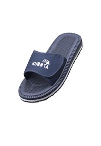 Granatowe gumowe klapki z teksturowaną wkładką, szerokim paskiem górnym z logo "KUBOTA" oraz białą paskowaną podeszwą.