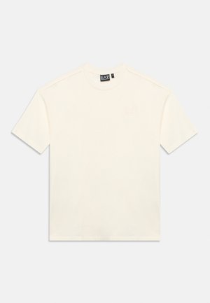 Απλό, κοντομάνικο, ανοιχτόχρωμο T-shirt με στρογγυλή λαιμόκοψη και διακριτικό λογότυπο EA7 Emporio Armani στο στήθος και στη μέσα μεριά του γιακά.