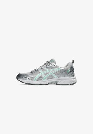 Chaussure de sport grise avec une tige en maille, accents vert menthe et semelle texturée. Comprend des détails réfléchissants et un collier rembourré pour le confort.