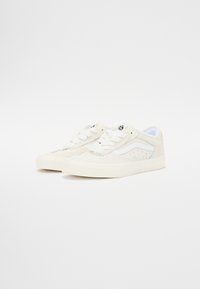 Vita sneakers med en strukturerad ovandel, med en vadderad krage, vita skosnören och ett ljusblått foder. Dekorerad med en sidologotyp.