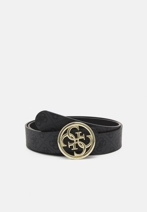 Ceinture en cuir noir avec motif embossé et boucle circulaire en or ornée de lettres stylisées entrelacées.