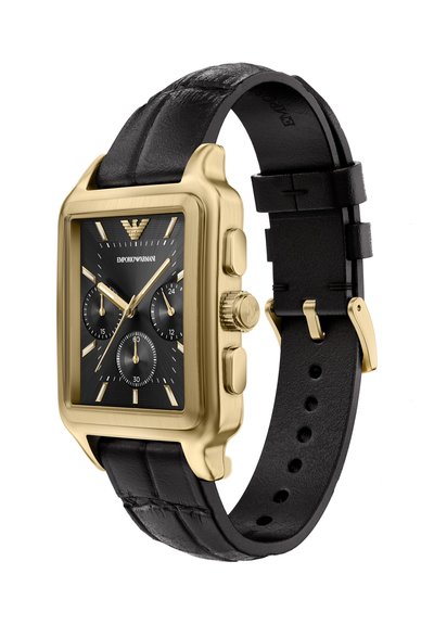 Goudkleurig rechthoekig horloge met een zwarte, gestructureerde leren band, voorzien van een zwarte wijzerplaat, drie sub-dials en gouden uurmarkeringen.