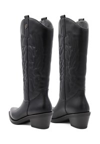 Stivali da cowboy neri in pelle con un alti stivali, punta affusolata e tacco impilato. Presentano dettagli cuciti sui lati e una texture liscia.