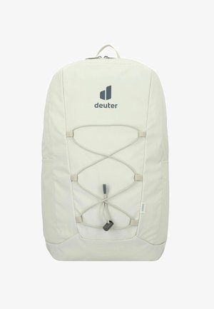 Zaino grigio chiaro con finitura opaca, caratterizzato da un logo, cordino elastico a bungee sulla parte frontale e tasche laterali per riporre oggetti.