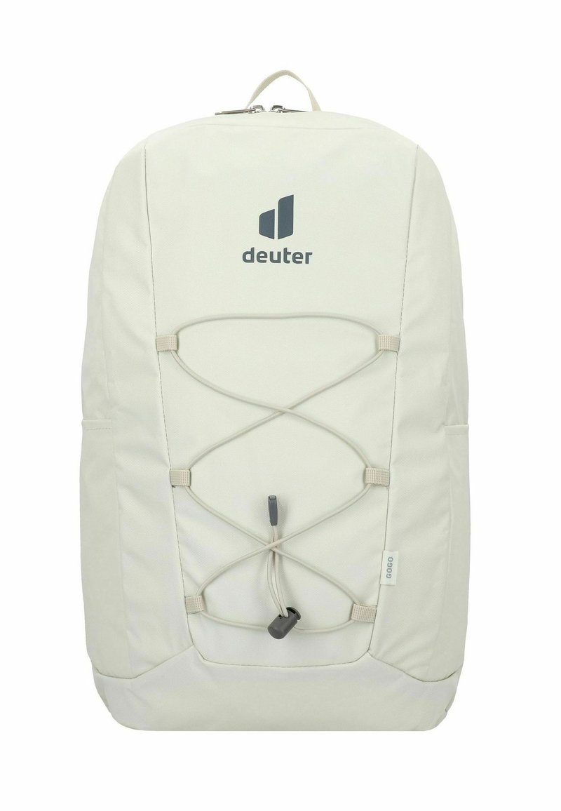 Mochila gris claro con un acabado mate, que presenta un logo, un cordón elástico en la parte frontal y bolsillos laterales para almacenamiento.