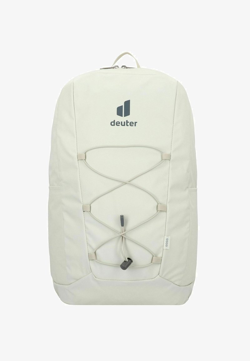 Lichtgrijze rugzak met een matte afwerking, voorzien van een logo, elastisch bungeekoord aan de voorkant en zijzakken voor opslag.