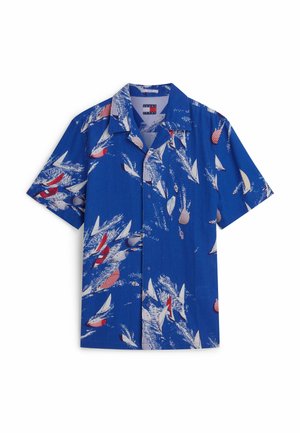 Niebieska koszula z krótkim rękawem zapinana na guziki, z nadrukiem żaglówek w kolorach czerwonym, białym i w paski, z kołnierzem typu spread i luźnym krojem.