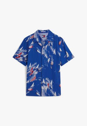 Niebieska koszula z krótkim rękawem zapinana na guziki, z nadrukiem żaglówek w kolorach czerwonym, białym i w paski, z kołnierzem typu spread i luźnym krojem.
