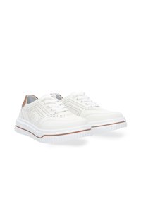 Weiße Sneakers mit perforiertem Obermaterial, Gummisohle und braunen Lederakzenten an der Ferse. Ausgestattet mit weißen Schnürsenkeln und einer strukturierten Außensohle.