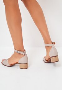 Cesare Gaspari CESARE GASPARI - Varrelliset sandaalit - beige