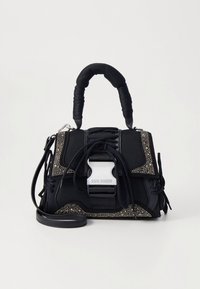 Mala preta com superfície texturizada, detalhes brilhantes, pega superior e alça de ombro destacável. Fecho com trinco metálico.