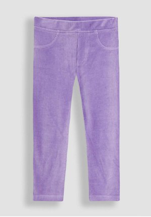 Lila kordbársony nadrág, slim fit szabással, elülső zsebekkel és puha tapintással. Az anyag függőleges bordázattal rendelkezik.