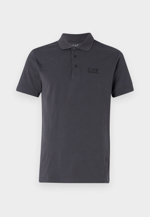 Polo shirt grigio scuro in cotone. Presenta un colletto classico, una chiusura a tre bottoni, maniche corte e un logo tonale sul petto.