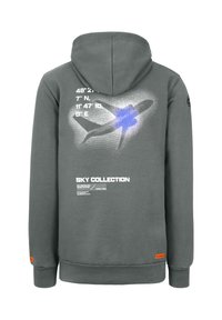 Grijze hoodie met een achterkantafbeelding van een vliegtuig, coördinaten en de tekst "SKY COLLECTION." Zacht materiaal met een ontspannen pasvorm, verstelbare capuchon.