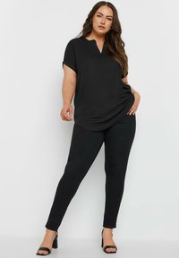 Yours Clothing TEXTURED NOTCH NECK - Camicetta - black