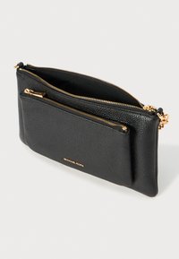 Zwarte leren clutch met een gestructureerde afwerking, voorzien van twee ritscompartimenten en gouden hardware. Het logo is op de voorkant geperst.