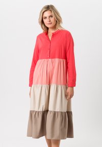 Overhemdjurk met lange mouwen, voorzien van een kleurblokontwerp in koraal, roze, crème en bruin; ontspannen pasvorm met geplooide lagen.