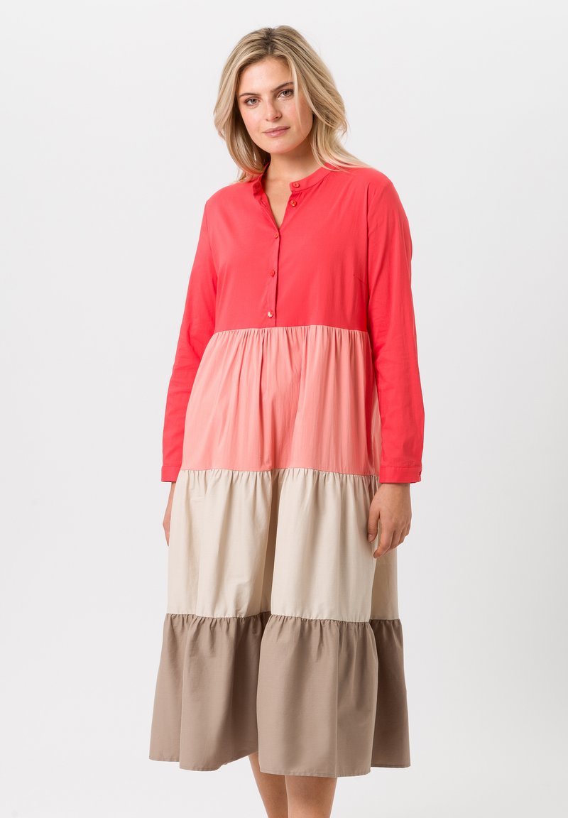 Overhemdjurk met lange mouwen, voorzien van een kleurblokontwerp in koraal, roze, crème en bruin; ontspannen pasvorm met geplooide lagen.