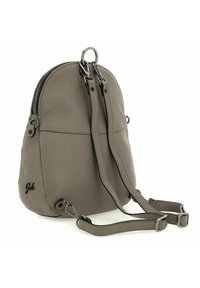 Mochila de cuero gris con acabado texturizado, forma redondeada, correas dobles ajustables y detalles en tono plateado. Logotipo de la marca en el lateral.