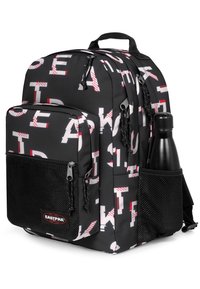 Schwarzer Rucksack mit weißem und rotem Buchstabendruck, ausgestattet mit Reißverschlusstaschen, einem seitlichen Netzfach und strapazierfähigem Material. Enthält eine Wasserflasche.