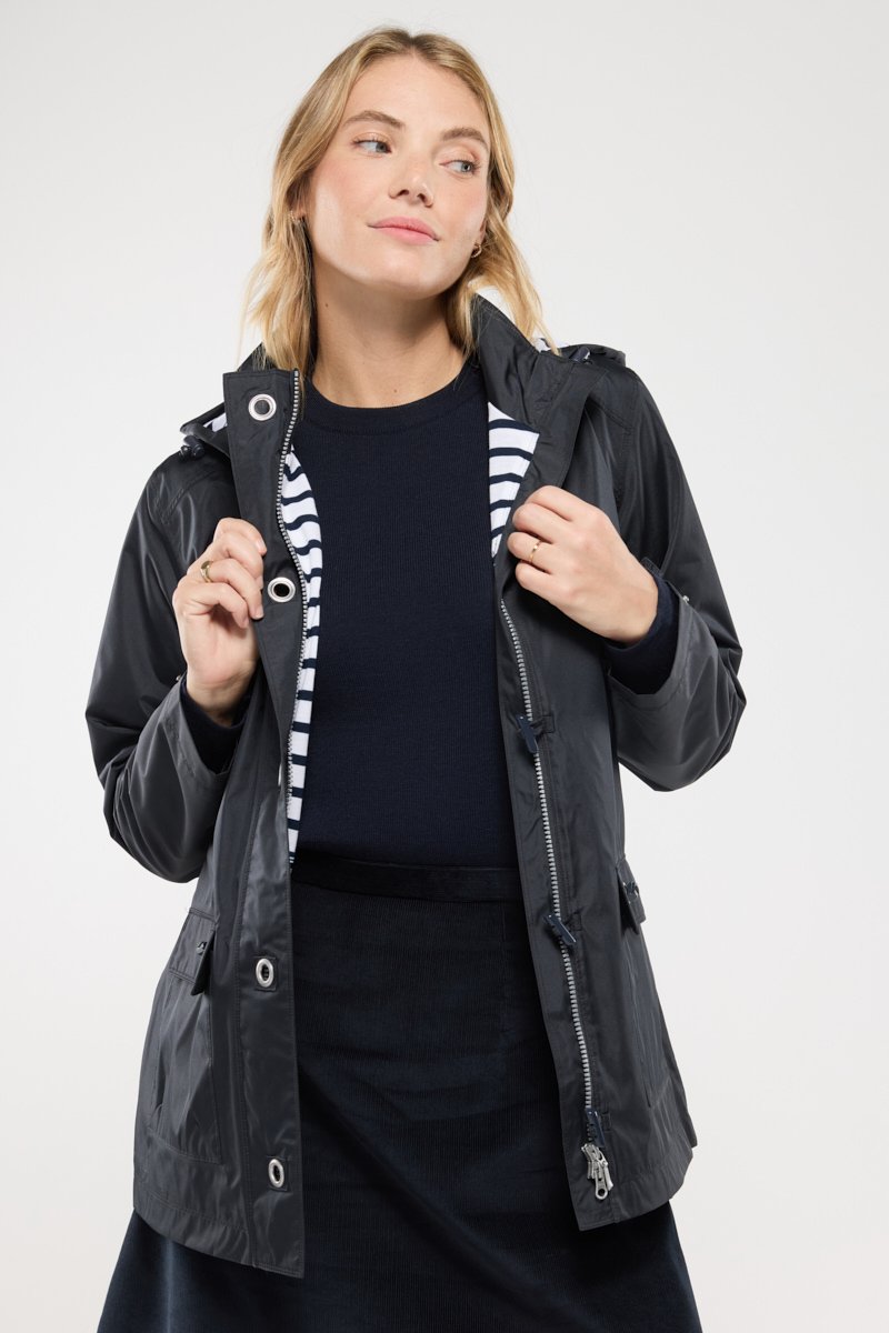 Giacca da pioggia nera resistente all'acqua con cappuccio, chiusura con cerniera e hardware argentato. Presenta una fodera a righe e cordini regolabili.