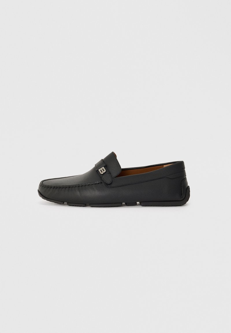 Pantof black din piele moale, stil mocasin, cu vârful rotunjit, detalii cusute și o bandă decorativă. Sole flexibil pentru confort.