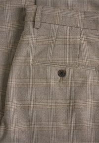 Bruna rutiga byxor i texturerad väv, med beige och ljusbruna ränder, en knappad bakficka och bälteshällor.