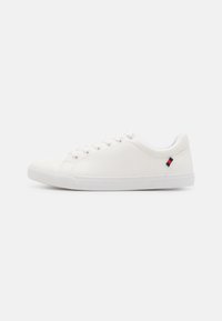 Sneaker bianca realizzata in materiale liscio, con sei occhielli, suola in gomma e piccolo logo blu/rosso/bianco sul tallone. Design a profilo basso.