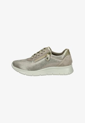 Baskets gris clair avec un dessus texturé, des accents lisses, un système de laçage et une fermeture éclair sur le côté, dotées d'une semelle blanche rembourrée.