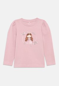 Ροζ μπλούζα κοριτσιού με μακριά μανίκια και φουσκωτούς ώμους, με γραφικό μιας πριγκίπισσας που φοράει στέμμα και ροζ φόρεμα, περιτριγυρισμένη από κορδέλες και λουλούδια.