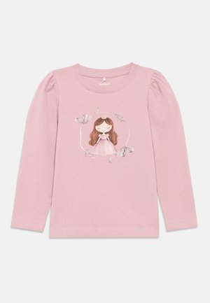 Camiseta roză cu mâneci lungi pentru fete, cu umeri bufanți și un grafic cu o prințesă purtând o coronă și o rochie roz, înconjurată de panglici și flori.