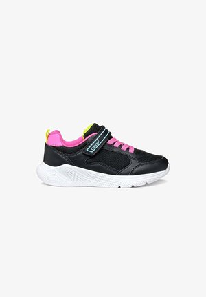 Scarpa da ginnastica nera con tessuto a rete, dettagli rosa e una cinghia in Velcro. Presenta una suola bianca testurizzata e una linguetta gialla sul tallone.