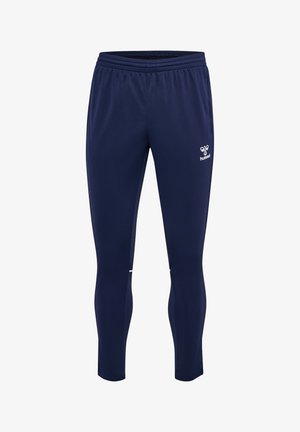 Marineblaue Sporthose mit elastischem Bund und zulaufenden Beinen, mit einem kleinen weißen Hummel-Logo am rechten Oberschenkel.