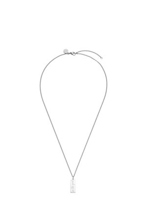 Silberne Kette mit rechteckigem Anhänger, auf dem der Schriftzug "see the good" eingraviert ist, mit Karabinerhaken und kleinem runden Anhänger nahe dem Verschluss.