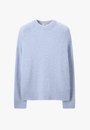 Pull bleu clair, oversize, fabriqué en matériau doux et duveteux. Doté d'un col rond et de poignets et d'un ourlet côtelés. Design simple, sans motifs.