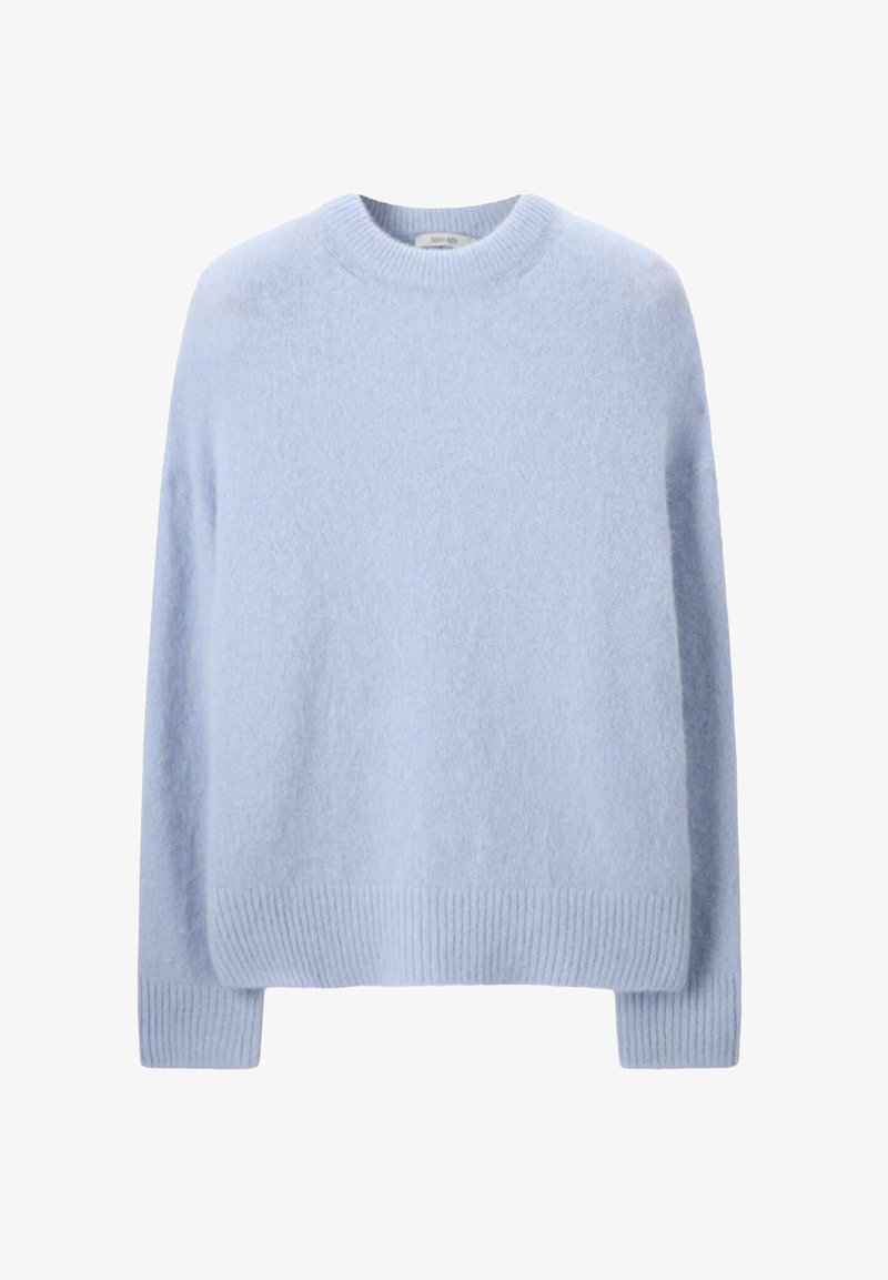 Lichtblauwe, oversized trui gemaakt van zacht, pluizig materiaal. Heeft een ronde halslijn en geribde manchetten en zoom. Eenvoudig ontwerp, geen patronen.